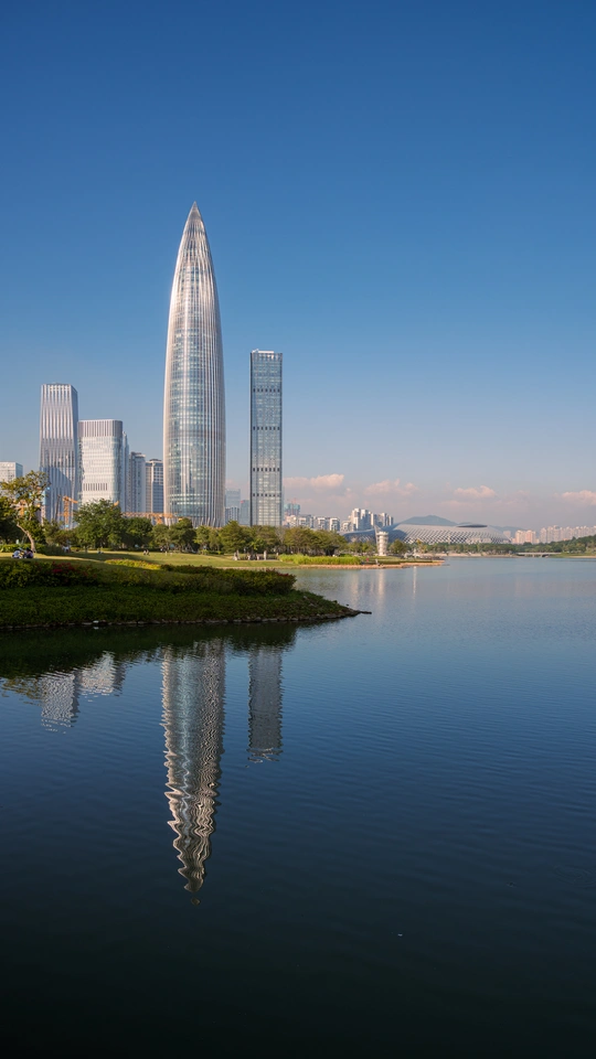 城市的天际线 有大型湖泊和远处的高楼大厦。