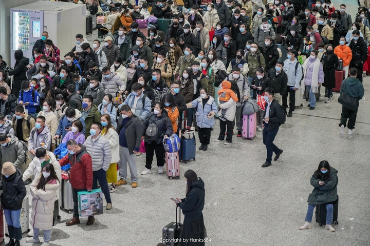 2023年深圳北站春运人群
