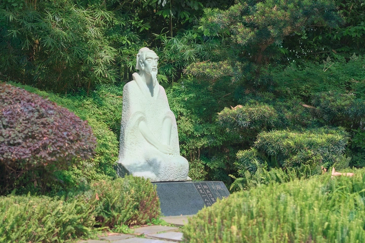阳关万里道，不见一人归