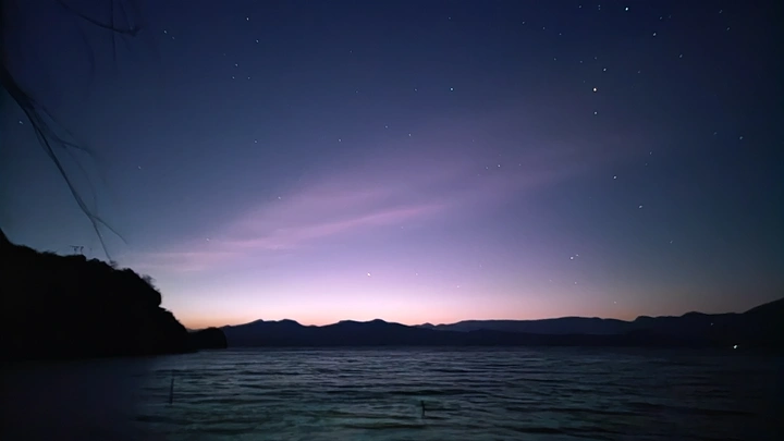 泸沽湖日出