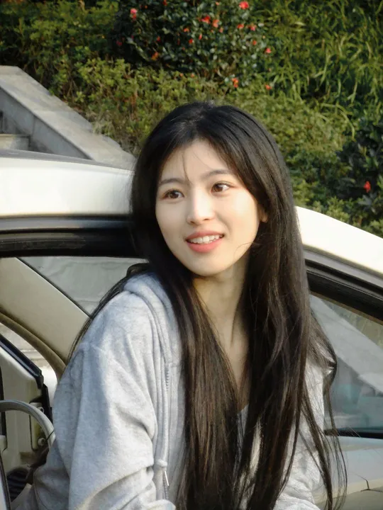 一位年轻女子坐在汽车里