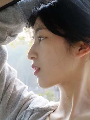 一个男人和一个女人正在汽车的车窗旁向外看