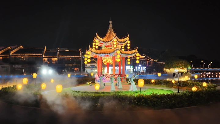 灯影起舞处，梦也随之轻摇。
