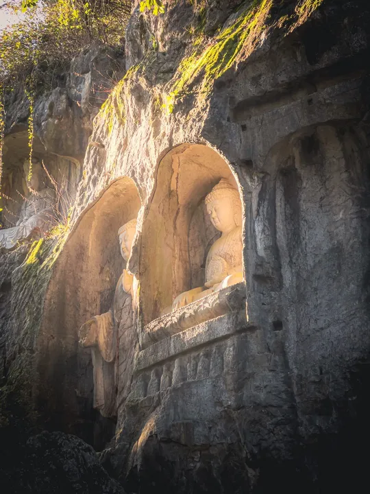 刻在山壁上的洞穴 洞穴内雕刻着雕像