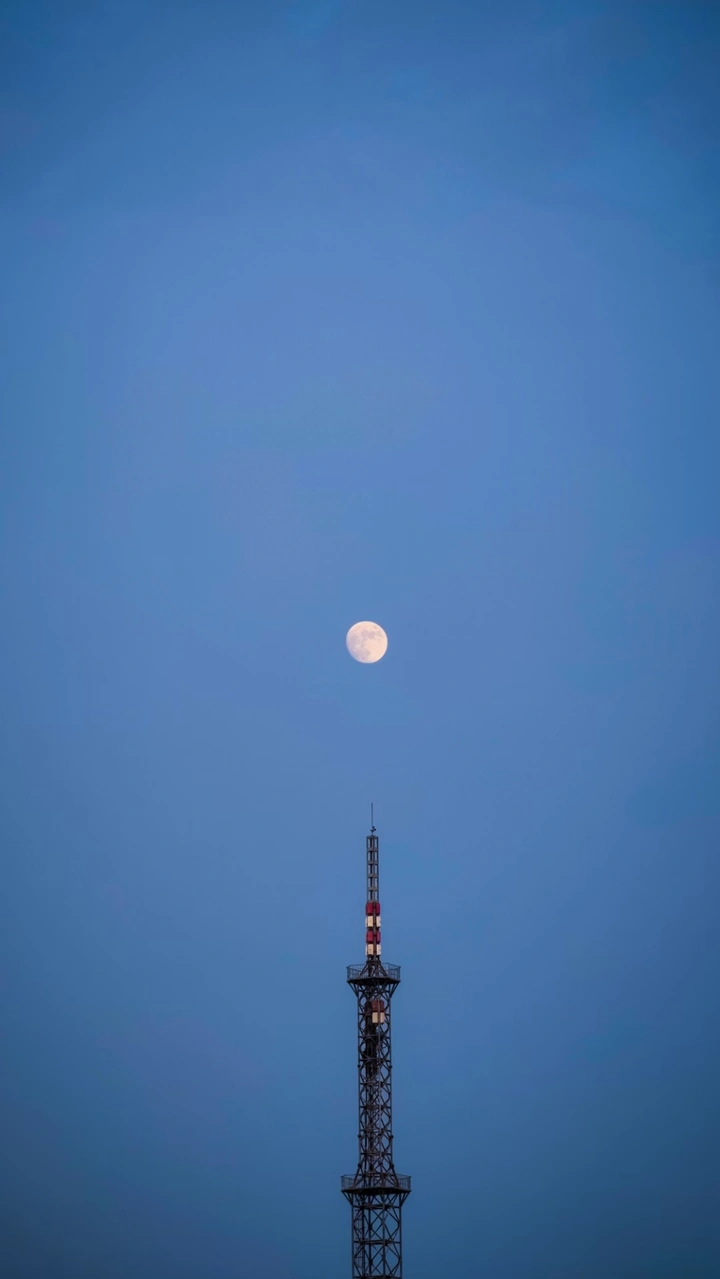 月亮和铁塔