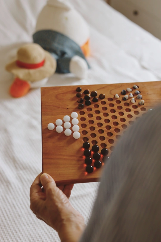 一个女人在木板上玩游戏 床上有药片