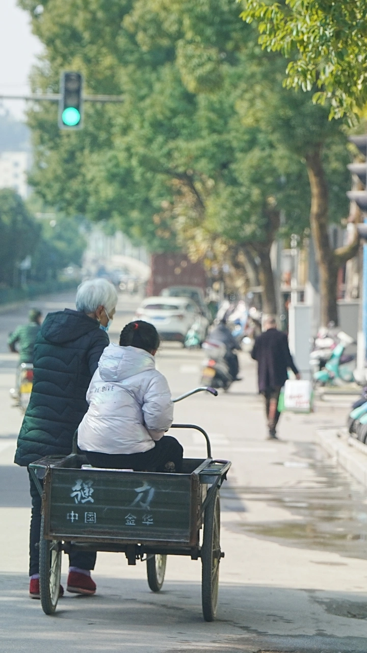 人老隔辈亲，爷奶疼小孙。