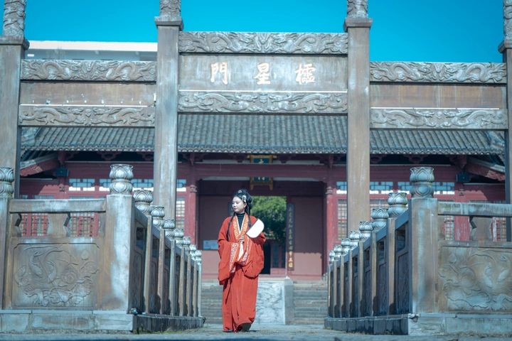 战国袍在这样的环境很有氛围感