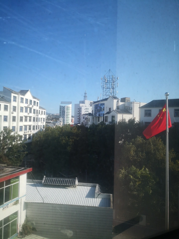 国旗后面是我的家