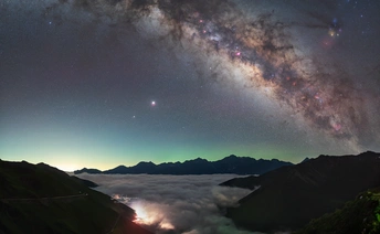 夜晚山谷云雾缭绕 星空璀璨。