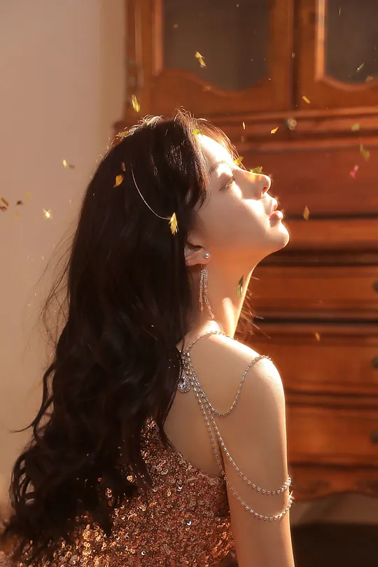 一位年轻女子穿着珠片裙朝远处望去