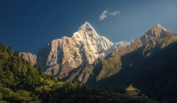 山顶上的太阳很低