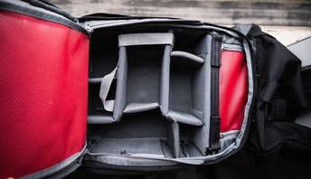 一个打开的箱子上有一个红色的背包