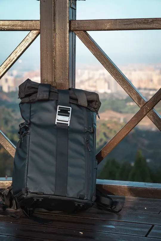 一个黑色手提箱坐在一个木制包的顶部