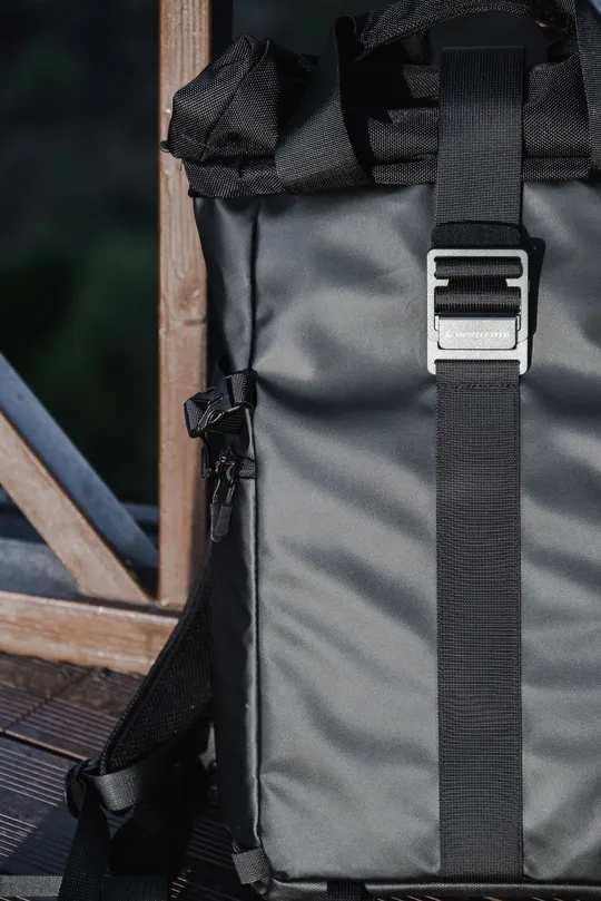 一个黑色和灰色的背包 背景为黑色和白色