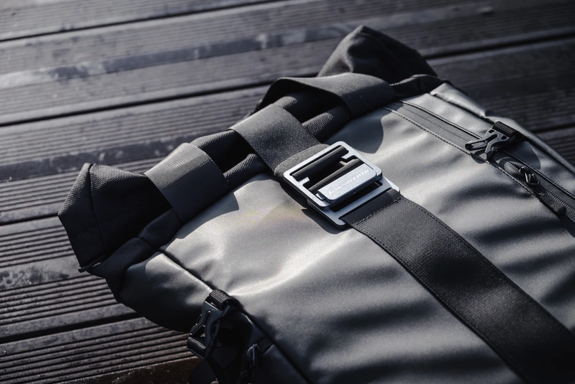 一个黑色背包坐在木地板上