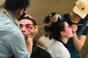 一位艺术家在活动中为女孩画脸