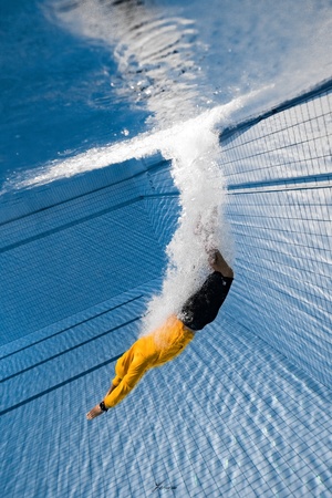一个人在水面上方用网兜着游泳池