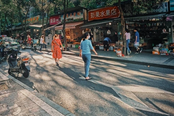 一个女人走在中国的大街上