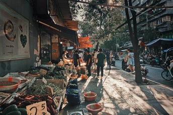 人们在露天市场的街道上行走