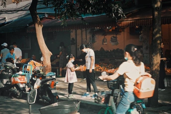 一个骑自行车的男人在街上挨着几个人