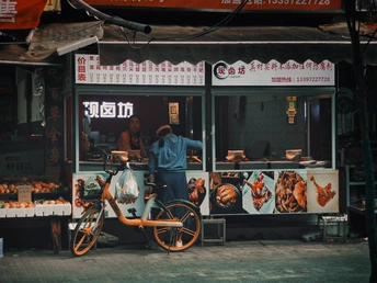 晚上在街上一个男人站在自行车旁边