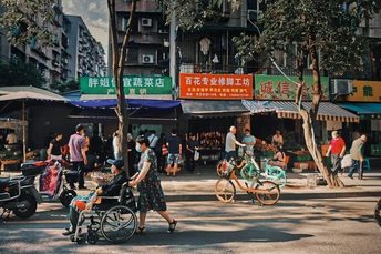 人们在繁忙的街道上散步和骑自行车