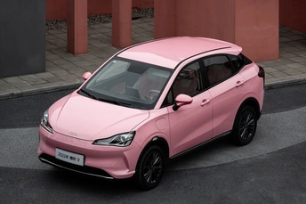 一个小粉红色汽车在摄影棚中展示。