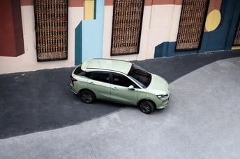 停在建筑物前面的是一辆小汽车