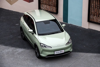 一个小绿车停在建筑物前面