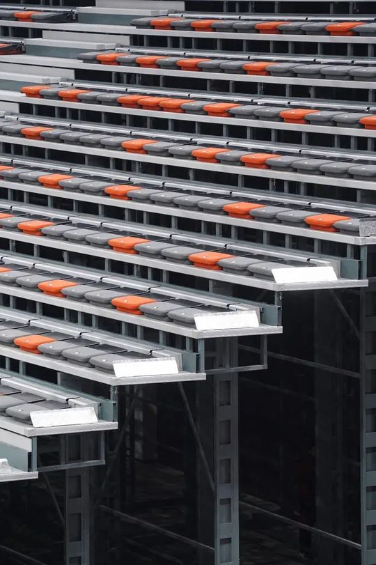 橙色甜甜圈摆放在一座大型建筑物的货架上。