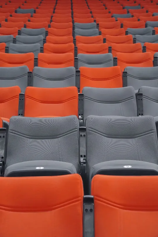 橙色椅子的体育场里的空座位