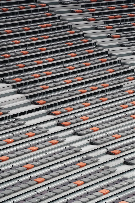 空荡荡的体育场 堆满了橙子