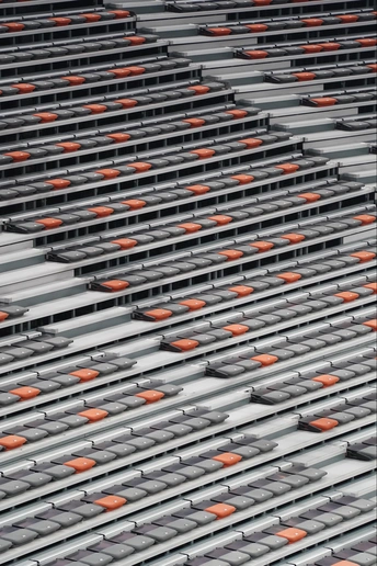 空荡荡的体育场 堆满了橙子