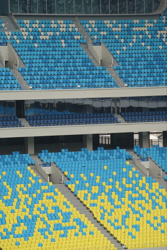 蓝色座椅的体育场和黄色椅子的