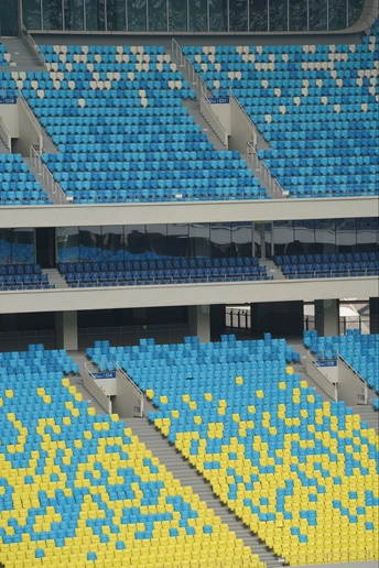 蓝色座椅的体育场和黄色椅子的