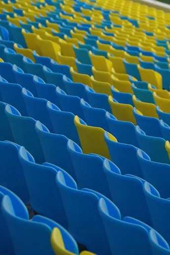 空荡荡的座位排