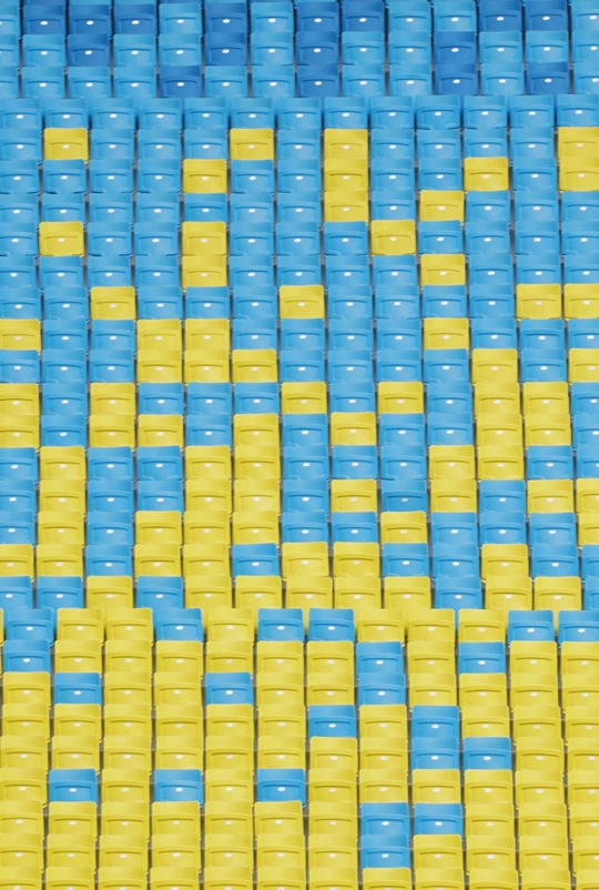 蓝色塑料制成的体育场里堆放着空塑料座椅