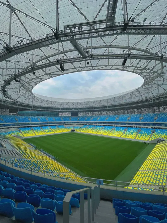 带有蓝色座椅的体育场内部