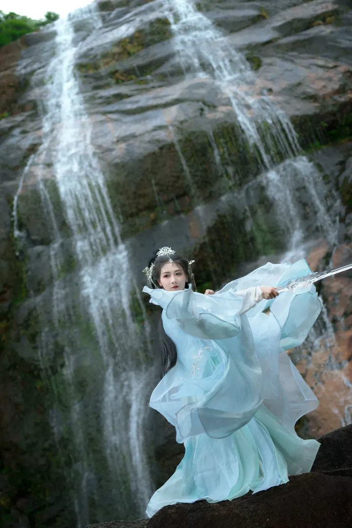 瀑布女侠片