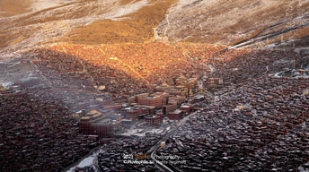 背景有山脉的体育场里有一大群人