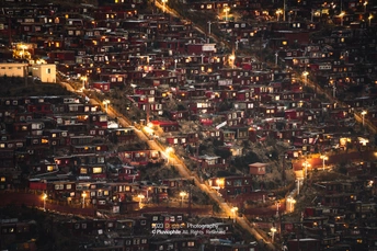 夜晚的城市 建筑物上有灯光