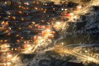 夜晚的雪山上点缀着小城镇的灯光