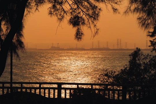 夕阳西下 远处有座桥。
