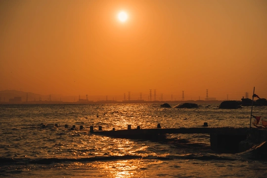 夕阳西下 海边的人们在沙滩上。