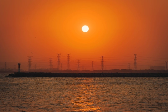 夕阳西下 水面上的太阳冉冉升起。