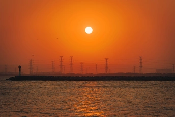 夕阳西下 水面上的太阳冉冉升起。
