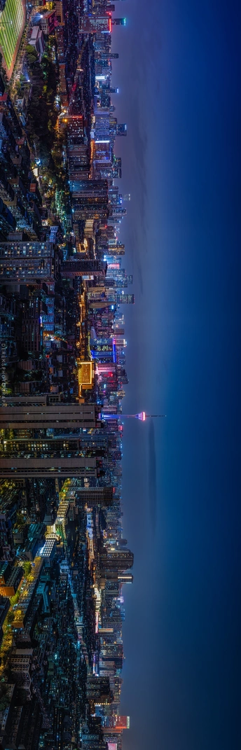 夜晚的城市照片 高层建筑的轮廓在雾中照亮