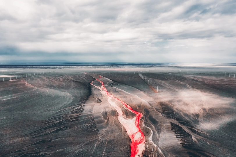 阴天下流入水体的红色熔岩