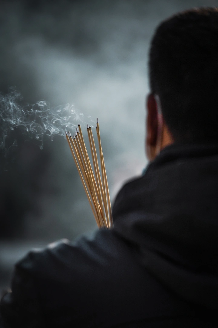 烟雾缭绕下的栖霞寺禅意